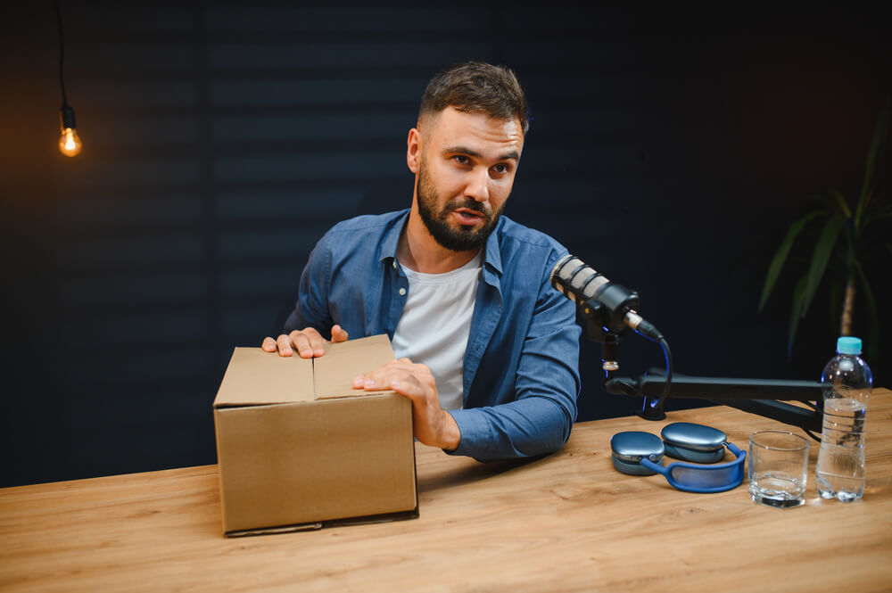 How to display products at a trade show using a live demonstration?
